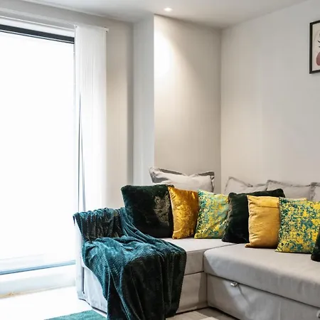 61 Percent Off - Long - Perfect For Business, Professionals , Relocations & Families I Free Gym I Boardroom I Cinema I Wifi - St Martins Place Birmingham