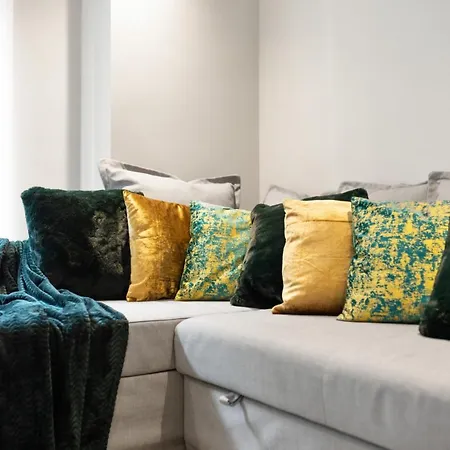61 Percent Off - Long - Perfect For Business, Professionals , Relocations & Families I Free Gym I Boardroom I Cinema I Wifi - St Martins Place * Birmingham