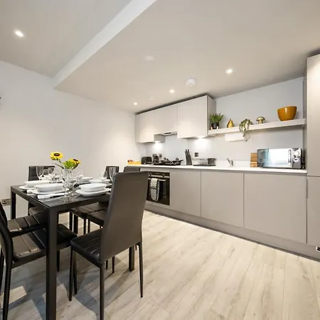 61 Percent Off - Long - Perfect For Business, Professionals , Relocations & Families I Free Gym I Boardroom I Cinema I Wifi - St Martins Place Apartment *