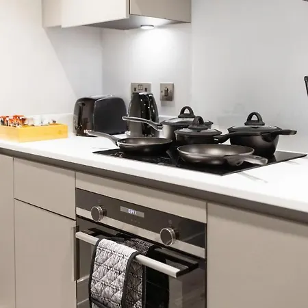 61 Percent Off - Long - Perfect For Business, Professionals , Relocations & Families I Free Gym I Boardroom I Cinema I Wifi - St Martins Place * Birmingham