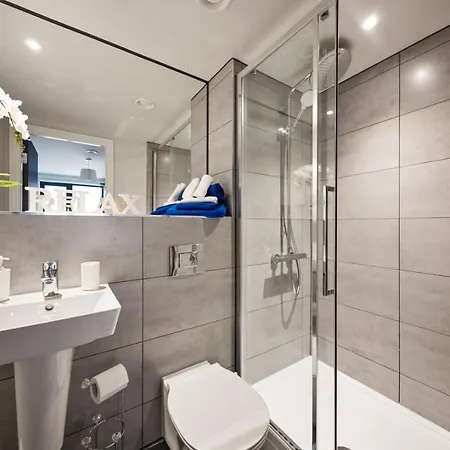 Apartment 61 Percent Off - Long - Perfect For Business, Professionals , Relocations & Families I Free Gym I Boardroom I Cinema I Wifi - St Martins Place *